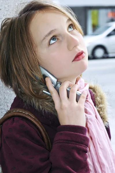 Tizenéves lány mobiltelefonon beszél — Stock Fotó