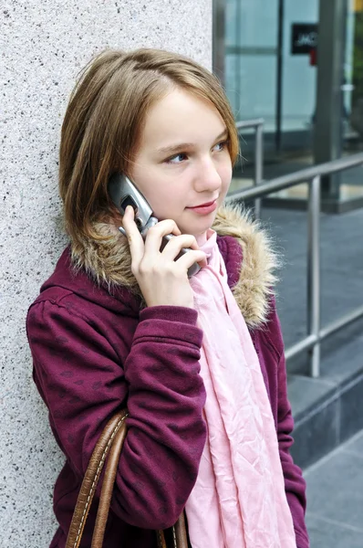 Tizenéves Lány Kívül Mobiltelefonon Beszél — Stock Fotó