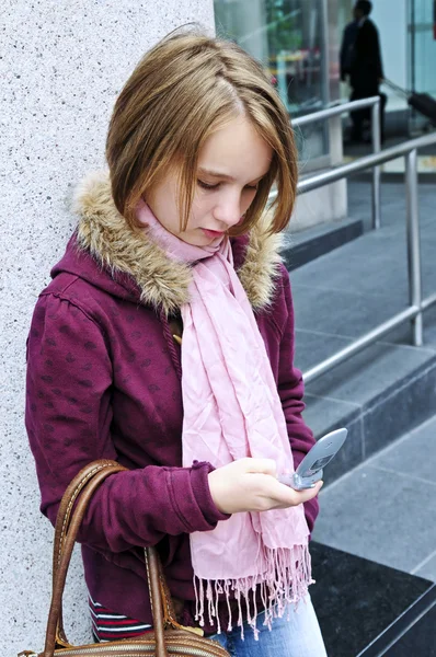 Tizenéves lány SMS-mobiltelefon — Stock Fotó