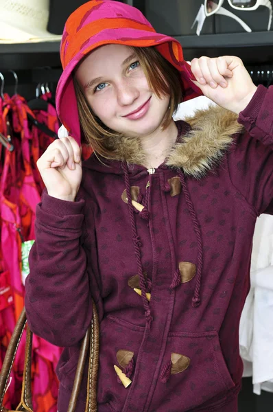 Девушка Подросток Покупает Одежду Аксессуары — стоковое фото