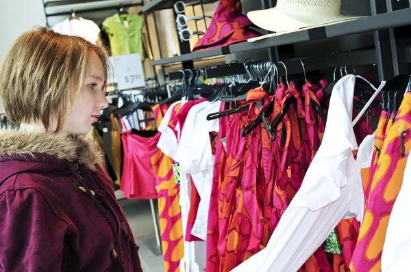 Teenage girl shopping — Stock Photo, Image