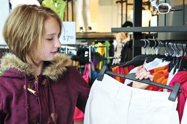 Adolescente menina compras — Fotografia de Stock