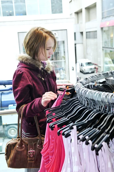 Tonårig Flicka Shopping För Kläder Och Accessoarer — Stockfoto