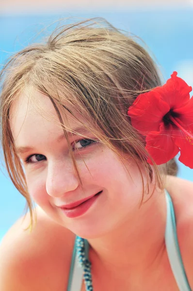 Portret van een meisje met rode bloem — Stockfoto