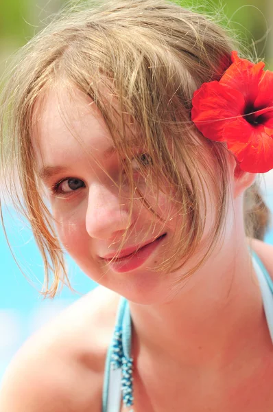 Portrait Young Girl Tropical Beach Red Flower — Stock Photo, Image
