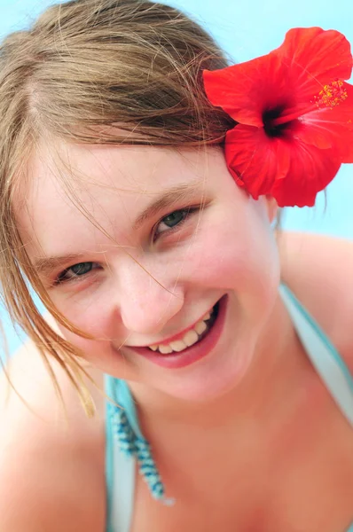 Retrato de uma menina com flor vermelha — Fotografia de Stock