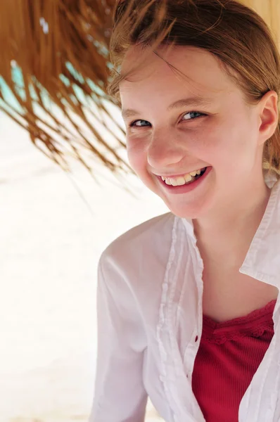 Młoda dziewczyna na tropikalnej plaży — Zdjęcie stockowe