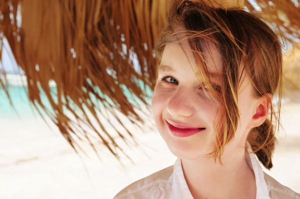 熱帯のビーチの傘の下で若い女の子の肖像画 — ストック写真