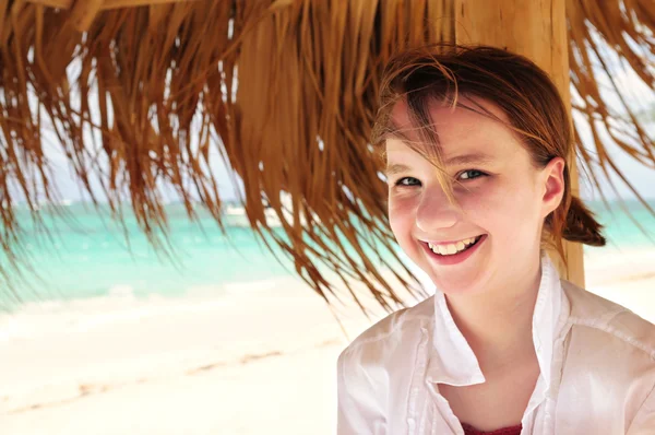 Молодая девушка на тропическом пляже — стоковое фото