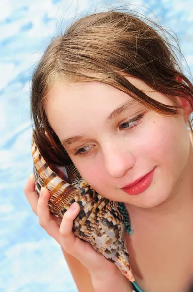 一名少女与大型热带贝壳的肖像 — 图库照片