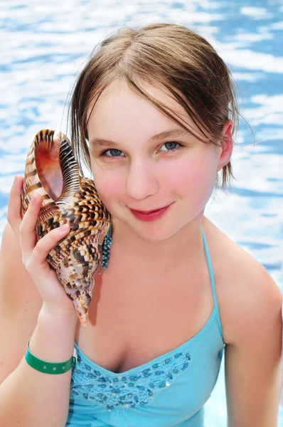 Fiatal lány kagyló — Stock Fotó
