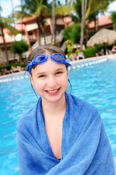 少女在泳池中热带度假村 — 图库照片
