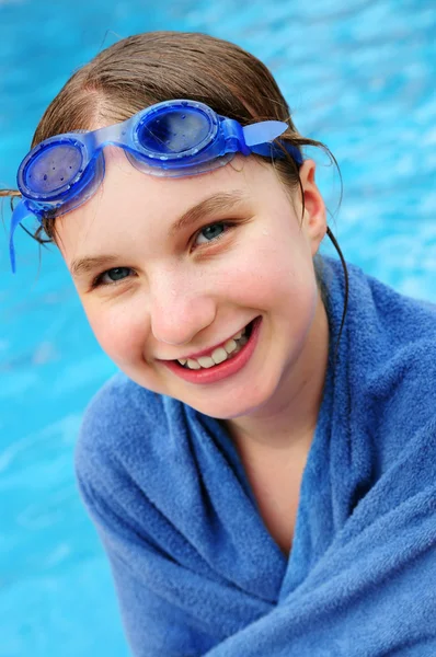 Adolescente na piscina — Fotografia de Stock