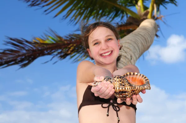 Seashell ile genç kız — Stok fotoğraf