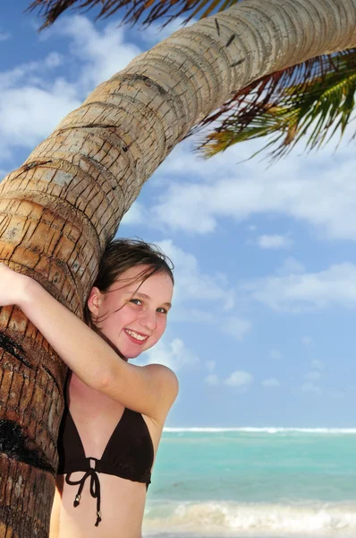 Gelukkig Jong Meisje Higging Een Palmboom Tropisch Strand — Stockfoto