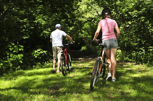 Adolescente Seu Pai Com Bicicletas Parque Verão — Fotografia de Stock