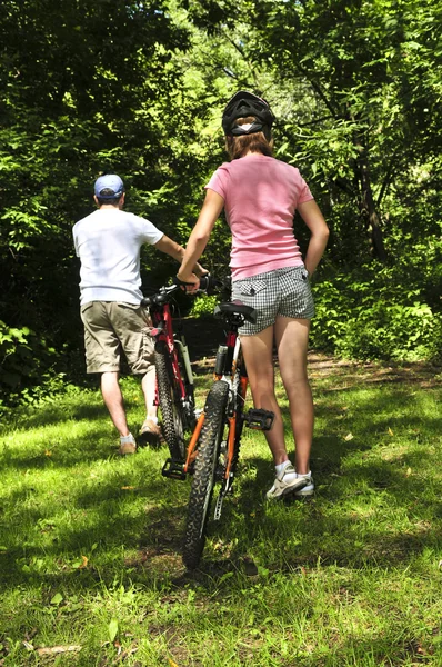 Tonårig Flicka Och Hennes Far Med Cyklar Sommar Park — Stockfoto