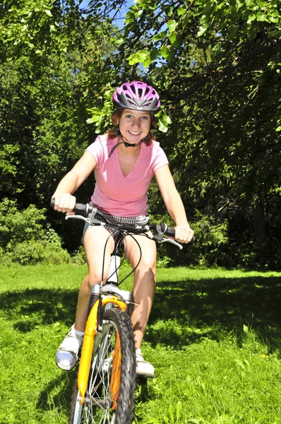 Retrato Uma Adolescente Andando Bicicleta Parque Verão Livre — Fotografia de Stock