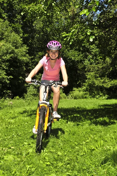 Porträt Eines Jugendlichen Mädchens Das Sommerpark Freien Fahrrad Fährt — Stockfoto
