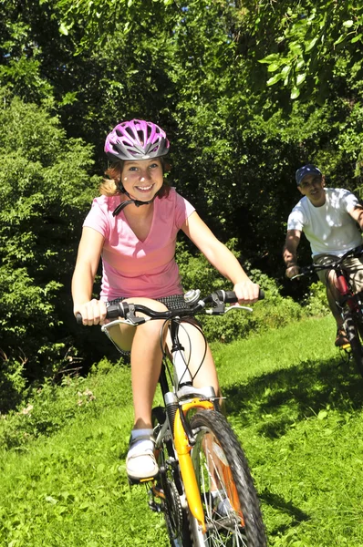 Εφηβικό Κορίτσι Και Πατέρας Της Ιππασία Ποδήλατα Στο Πάρκο Καλοκαίρι — Φωτογραφία Αρχείου