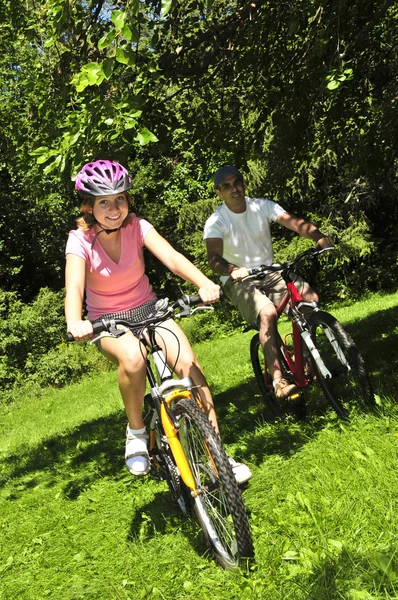 Teenagermädchen Und Ihr Vater Beim Fahrradfahren Sommerpark — Stockfoto