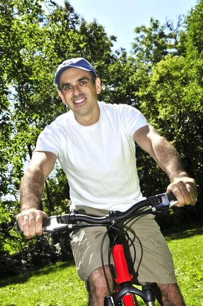 Homem montando uma bicicleta — Fotografia de Stock