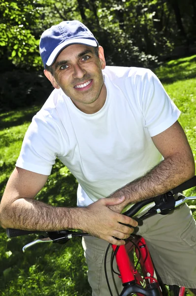 Щасливий Чоловік Середнього Віку Їде Велосипеді Літній Частині — стокове фото