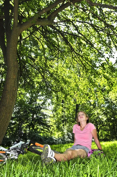 Teenage Girl Relaxing Green Tree Her Bicycle — Stock Photo, Image