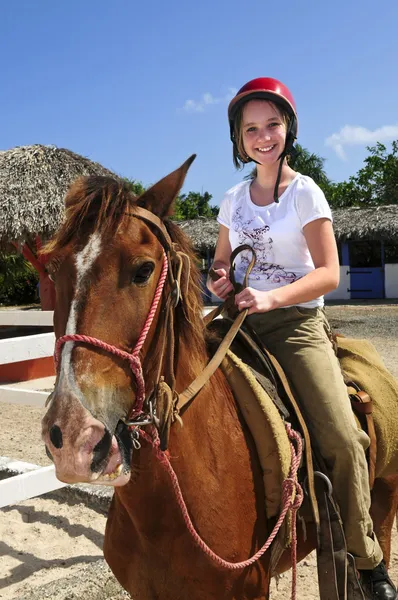 Menina Jovem Montando Cavalo Marrom Usando Capacete — Fotografia de Stock