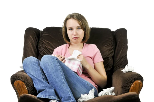 Teenager Mädchen Mit Erkältung Sitzt Einem Stuhl Mit Seidenschachtel — Stockfoto