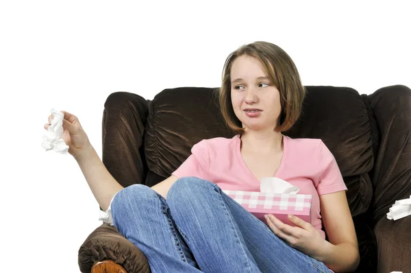 Ragazza Adolescente Con Freddo Seduto Una Sedia Con Scatola Tessuto — Foto Stock