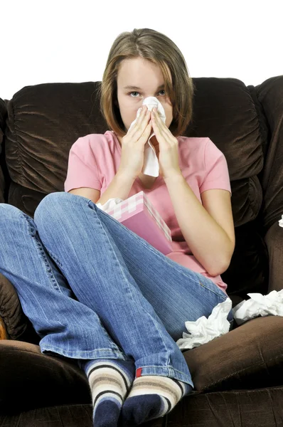 Ragazza adolescente con un raffreddore — Foto Stock