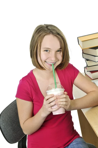 Tonårsflicka med milkshake — Stockfoto