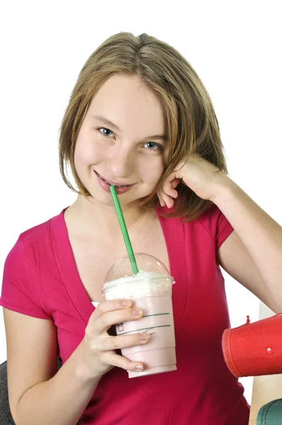 Tienermeisje Holding Een Kop Met Milkshake — Stockfoto