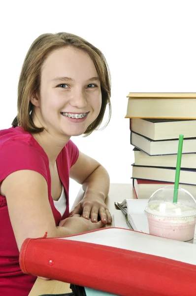 Дівчина-підліток з молочним коктейлем — стокове фото