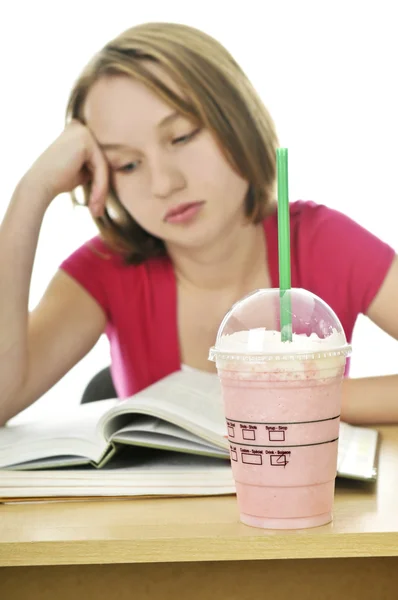 Teenage Skolflicka Studerar Med Milkshake — Stockfoto