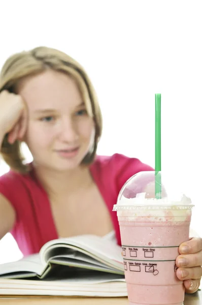 Teenager-Mädchen mit Milchshake — Stockfoto