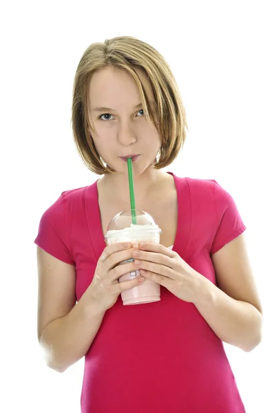 孤立在白色背景上的少女喝草莓奶昔 — 图库照片