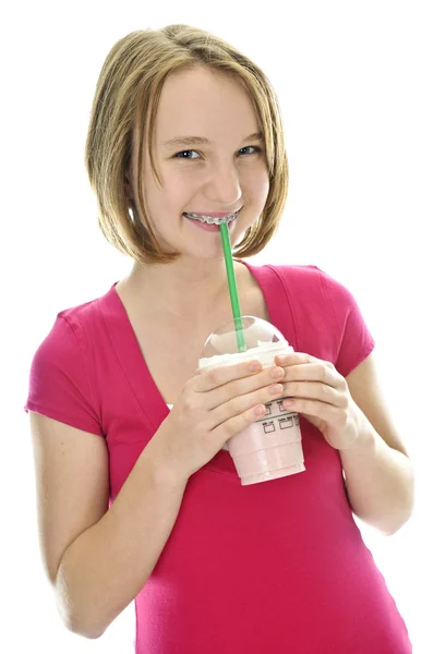 孤立在白色背景上的少女喝草莓奶昔 — 图库照片