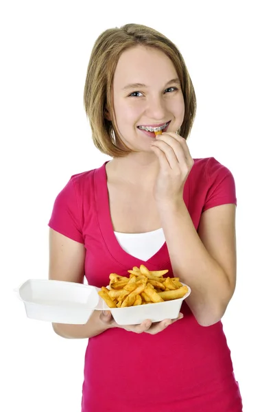 Tienermeisje met frietjes — Stockfoto