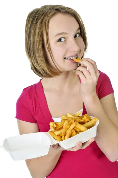 少女吃薯条被隔绝在白色背景上 — 图库照片