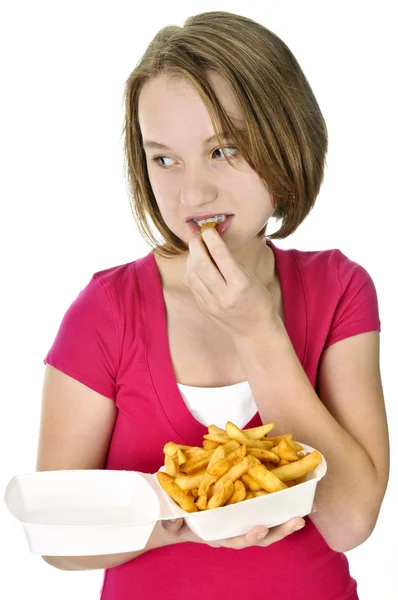 Ragazza adolescente con patatine fritte — Foto Stock