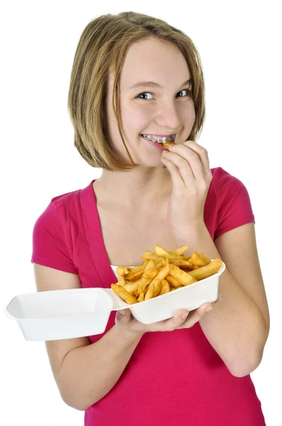 少女吃薯条被隔绝在白色背景上 — 图库照片