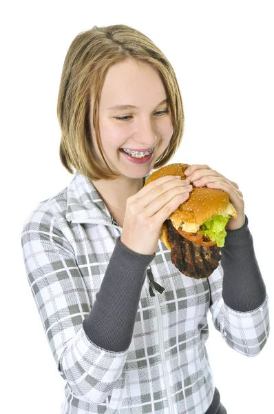 Adolescente menina segurando grande hambúrguer — Fotografia de Stock