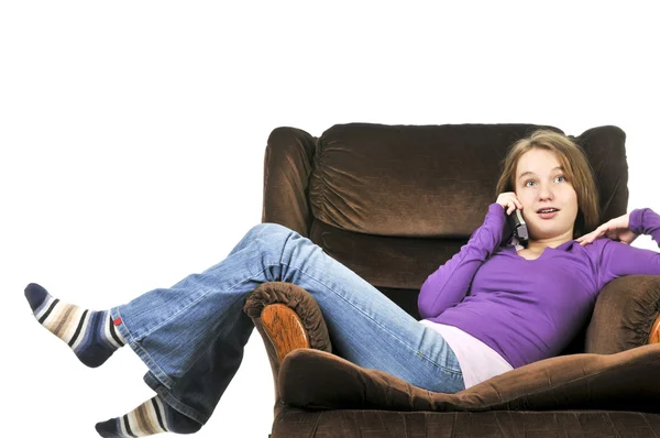 肘掛け椅子に座っている携帯電話で話している 代の少女 — ストック写真