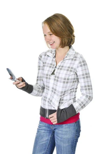 Tonårsflicka textmeddelanden på en mobiltelefon — Stockfoto