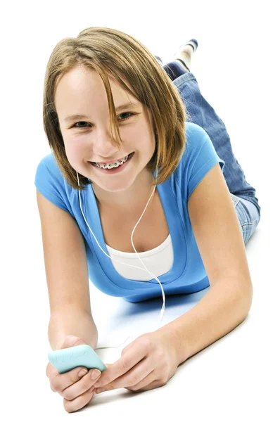 Дівчина-підліток слухає музику — стокове фото