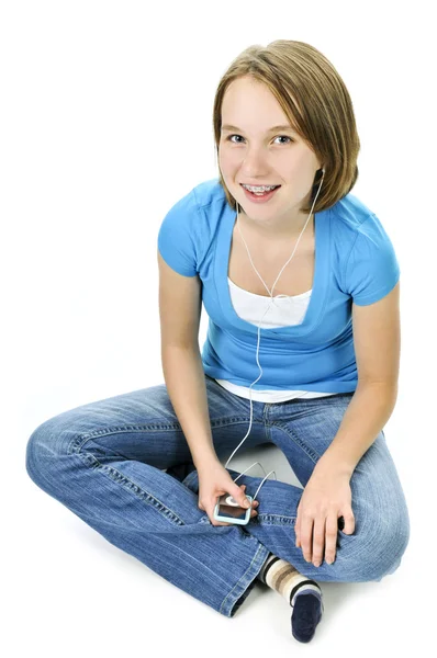 Menina adolescente ouvindo música — Fotografia de Stock