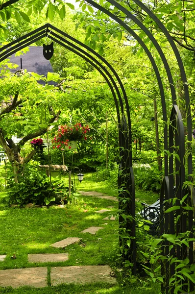Giardino Verde Lussureggiante Con Pergolato Ferro Battuto — Foto Stock