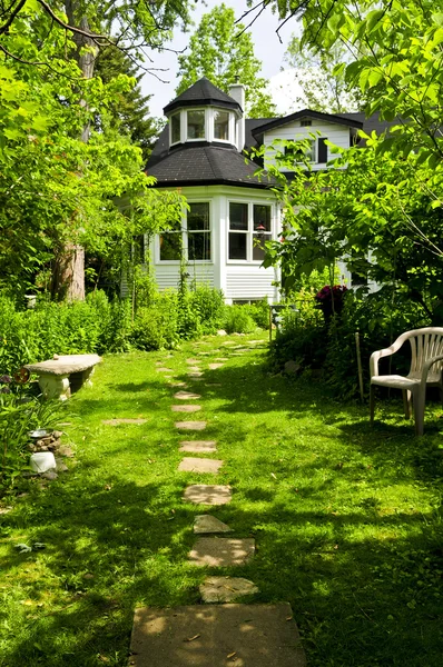 Casa e jardim — Fotografia de Stock